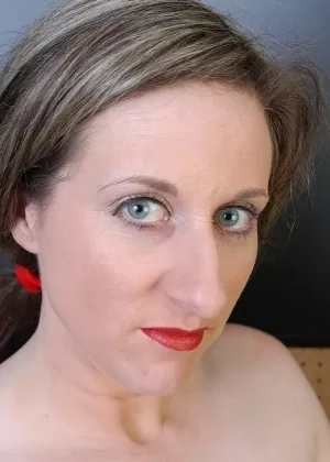 Коренастая пожилая леди Китти играет со своими огромными сиськами, делая ремонт дома