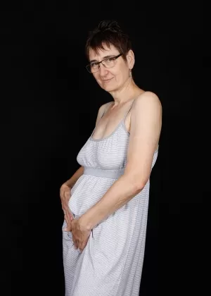 Старая любительница Линда Джонс обнажает свои отвисшие сиськи, когда раздевается догола