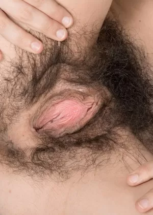 Худенькая девушка-подросток Ива показывает свою восхитительную киску на стуле в гостиной