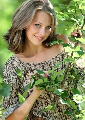 Потрясающая модель с маленькими задорными сиськами раздевается догола в лесу, чтобы показать горячую задницу