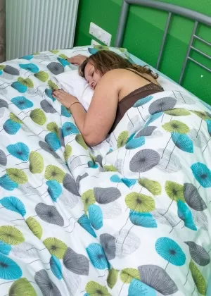 Любительская толстушки Дия пробуждается ото сна, нуждаясь в мастурбации своей возбужденной киски