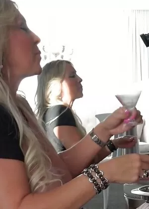 Зрелая домохозяйка Сандра Оттерсон ласкает огромные сиськи во время раздевания малышки