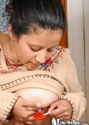 Беременная подросток снимает прозрачное нижнее белье с волосами, собранными в конский хвост