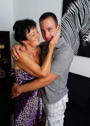 Пожилая платиновая блондинка Мэнди Макгроу трахается из киски в рот с парнем помоложе