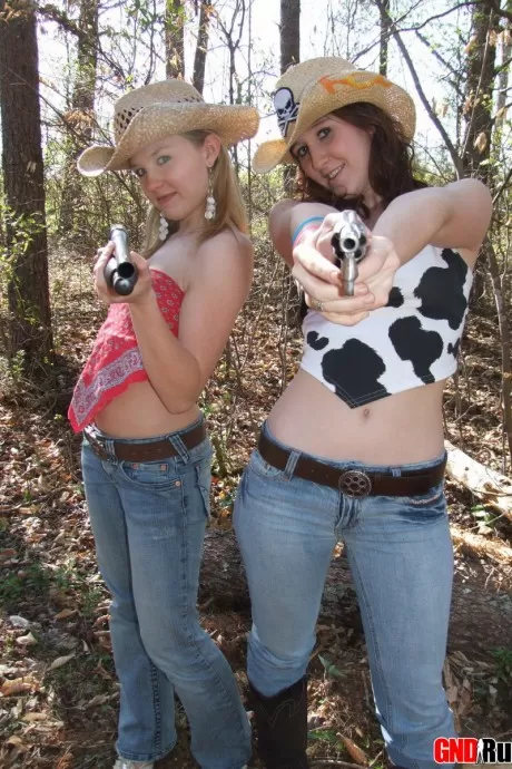 Подростки Руби и Шелби, дразнящие член, играют в девочек-коровок на открытом возду 3