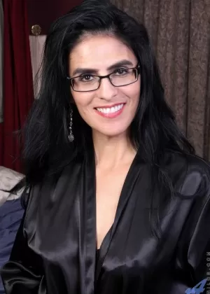 Домохозяйка-любительница Тереза Соза засовывает секс-игрушку в свою пизду после раздевания