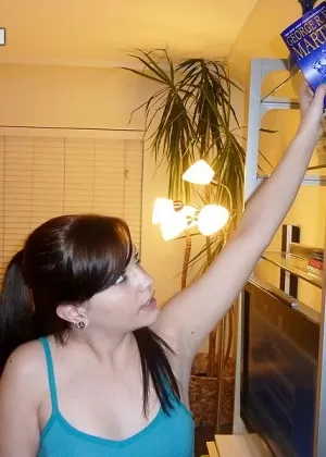 Возбужденная блондинка Сицилия соблазняет своего друга-мужчину в велюровом платье и стрингах