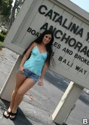 Сладкая девушка Эйприл обнажает свою вагину и маленькие сиськи на публике