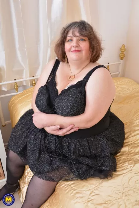 Распутная зрелая толстушки играет со своими отвисшими сиськами и мастурбирует 