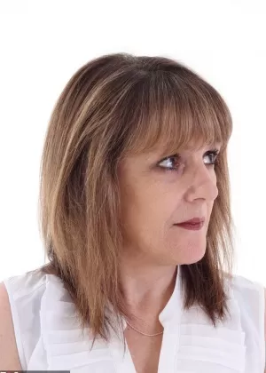 Зрелая пухленькая красотка Карен Вымя играет со своими большими сиськами