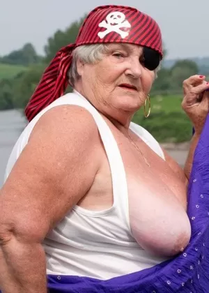 Старые и молодые лесбиянки целуются языком перед тем, как лизать пизды на диване