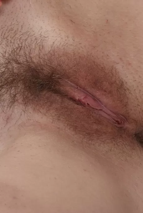 Любительская молоденькая красотка Лилит Блэк позирует для фотосессии не обнаженной  15