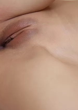 Миниатюрная азиатка смазывает свою тугую попку маслом перед тем, как трахнуть секс-туриста