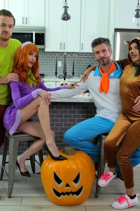 Эйден Эшли и Химе Мари принимают участие в косплее вчетвером на 1