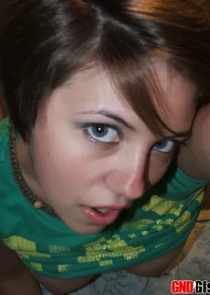 Молоденькая любительница делает селфи со своими большими натуральными сиськами 91346108