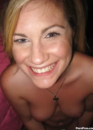 Сексуальная подружка Хейден Найт лижет яйца в любительской фотосессии