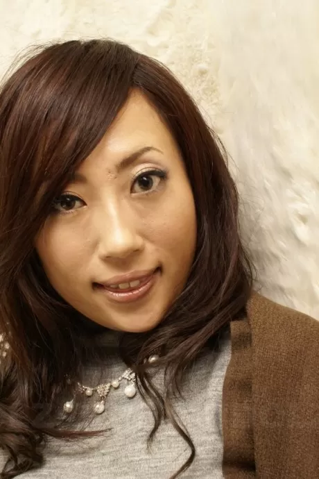 Японская девушка Юки Мотояма позирует обнаженной в облегающем платье и кожаны 2