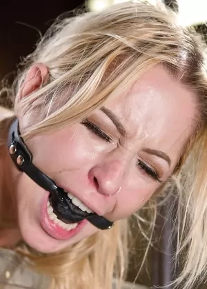 Студентку колледжа Настю обманом заставляют заняться сексом со своим старым профессором