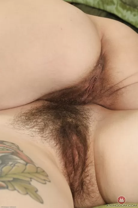 Волосатые лесбиянки Анни Бэй и Айрис демонстрируют татуировки и задницы после снятия трусиков