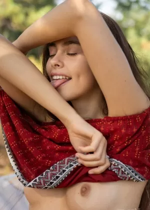 Молодая брюнетка Фокси Алисса раздвигает свою киску после того, как раздевается на гамаке