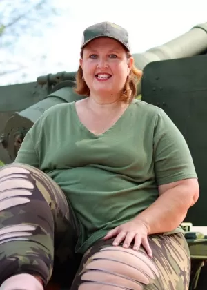 Женщина-сержант по строевой подготовке обнажает свою задницу лесбиянок gfs во внутреннем дворике