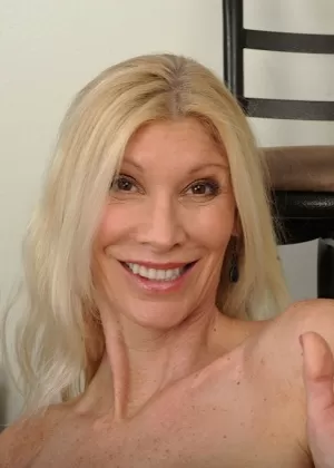 Зрелая блондинка МИЛФА в камео позирует полностью одетой в юбке и на каблуках