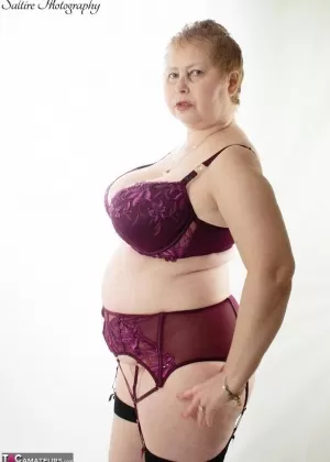 Пухленькая сольная модель Кэти Торнтон обнажает свои сиськи перед тем, как залезть в ванну