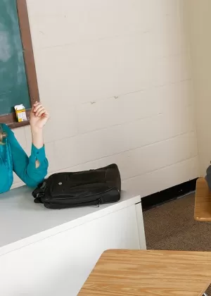 Пожилая учительница Даника Коллинз выставляет напоказ свои большие сиськи и кусты у классной доски