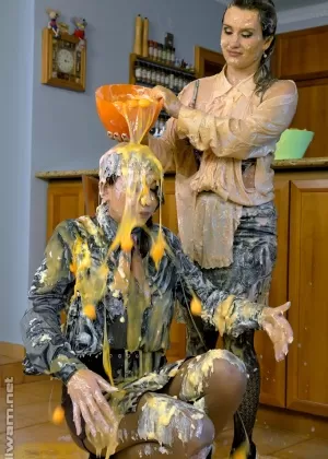 Татуированная панк-докси снимает свои мокрые трусики и трет свою щелочку