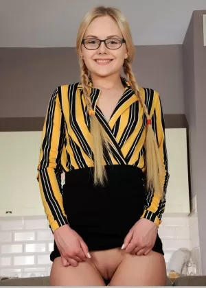 Симпатичная блондинка Изабелла Стар не снимает очки, полностью раздеваясь