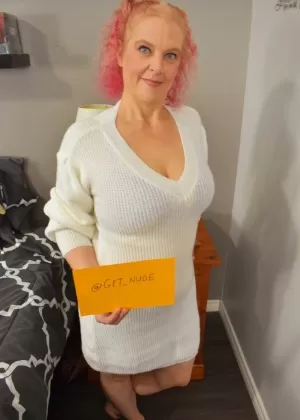 Зрелая любительница Тиффани Линн надевает платье после игры с киской в розовом нижнем белье