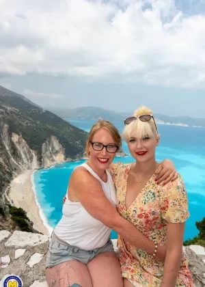 Женщины постарше и помоложе открывают для себя радости лесбийского секса во время поездки на пляж