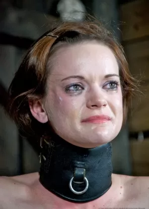 Толстая рыжеволосая клив с кляпом во рту привязана на четвереньках к кровати