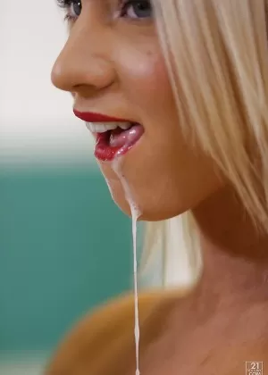 Веселая блондинка Киара Лорд делает минет и получает массу удовольствия