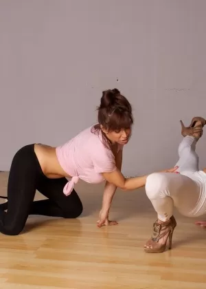 Сексуальная милфа Сюзанна откупоривает свои гудки, прежде чем поиграть со своей розовой пизденкой