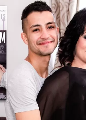 Зрелая брюнетка соблазняет своего пасынка перед сексом из киски в рот