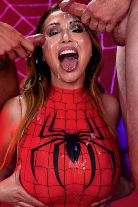 Кианна Диор Пародия на Хэллоуин на девушку-паука Сцена 01