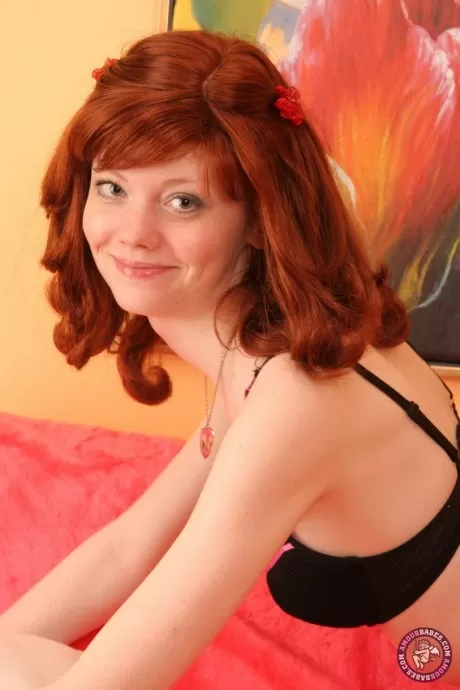 Симпатичная рыжеволосая Муза трахает пальчиком свою розовую киску на премьере обнаженн 2