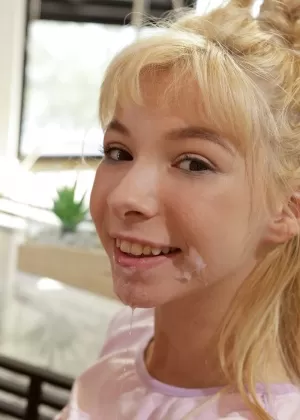 Симпатичные молодые лучшие друзья делятся твердым большим членом в 3-х, получают липкую сперму на лице