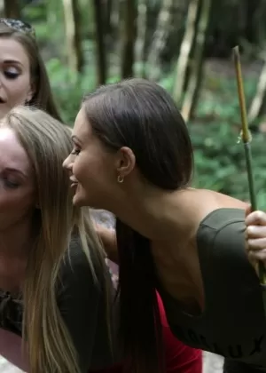 Молоденькие девчонки и их похотливый жеребец жестко трахаются втроем и доминируют над парнем