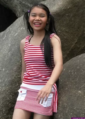 Азиатка с косичками снимает свое экзотическое бикини и позирует