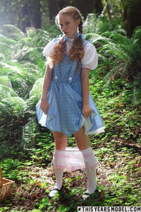 Очаровательная рыжеволосая молоденькая Долли Литтл раздевается догола в белых носк 8