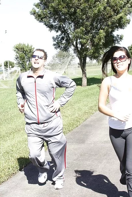 Азиатская красотка Лондон Кейс переключается со спорта на жесткий трах