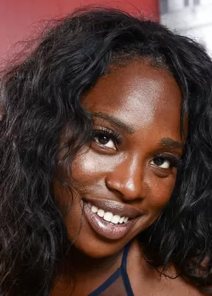 Брюнетка любительница сочной Джо выплескивает сперму из своего рта перед лесбийским сексом