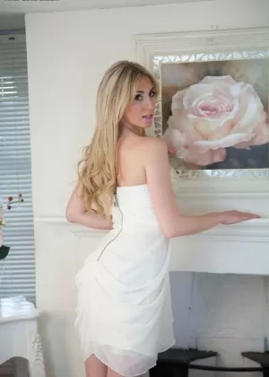 Британская блондинка Перри Доран снимает свои большие сиськи с платья во время раздевания