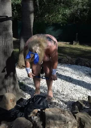 Ди Сирен и ее подружка демонстрируют свои большие задницы перед поцелуем языком