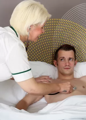 Толстушки Бекки Баттерфляй делает минет и кончает на большую толстую задницу