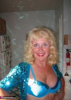 Одетая женщина средних лет Киара Блу дрочит на большом члене