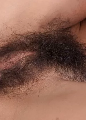 Тиффани обожает, когда ее большие сиськи и волосатая пизда демонстрируются на камеру