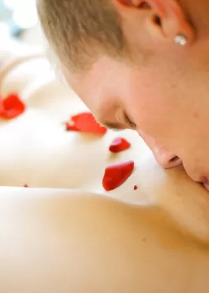 Великолепная подружка Дарси Белль делает минет и лижет яйца